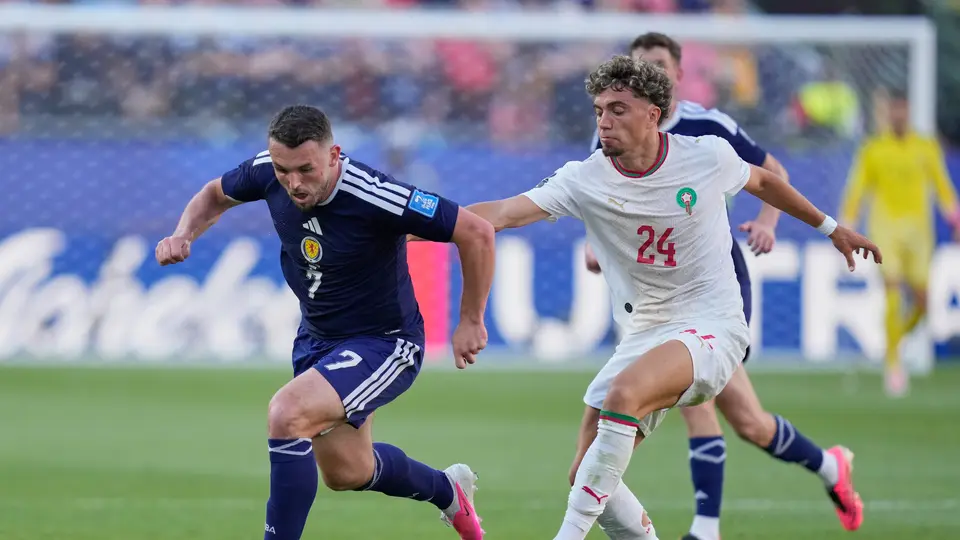 Escocia y Marruecos luchando por el balón l AP