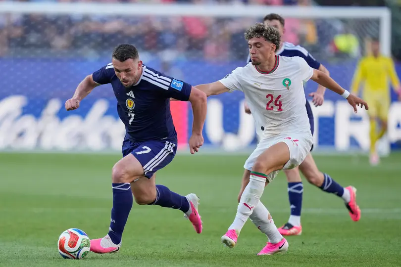 Escocia y Marruecos luchando por el balón l AP