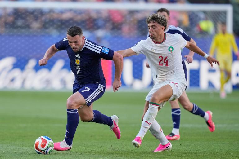 Escocia y Marruecos luchando por el balón l AP