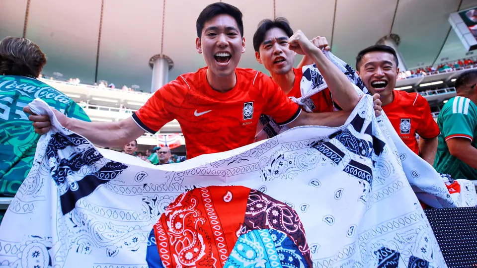 Afición surcoreana, previo al México vs Corea del Sur, en las inmediaciones del Estadio Guadalajara | MIGUEL PONTÓN