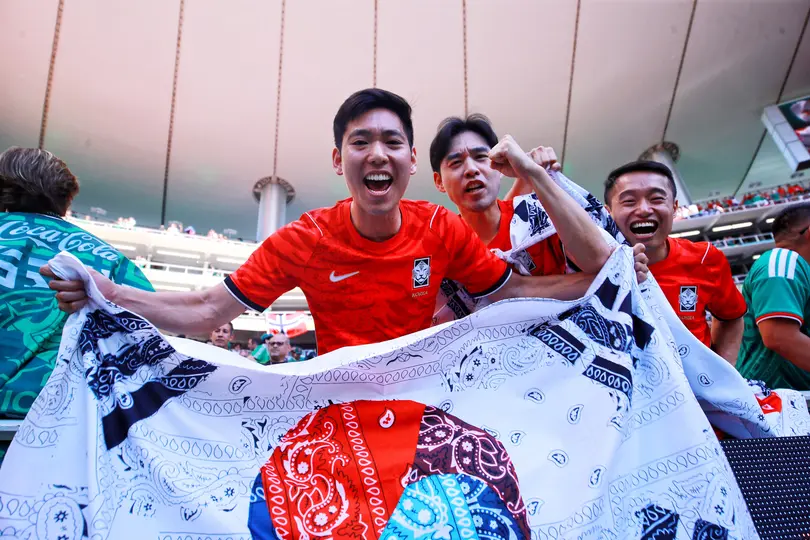 Afición surcoreana, previo al México vs Corea del Sur, en las inmediaciones del Estadio Guadalajara | MIGUEL PONTÓN