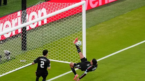La salvada de Edson Álvarez | IMAGO7