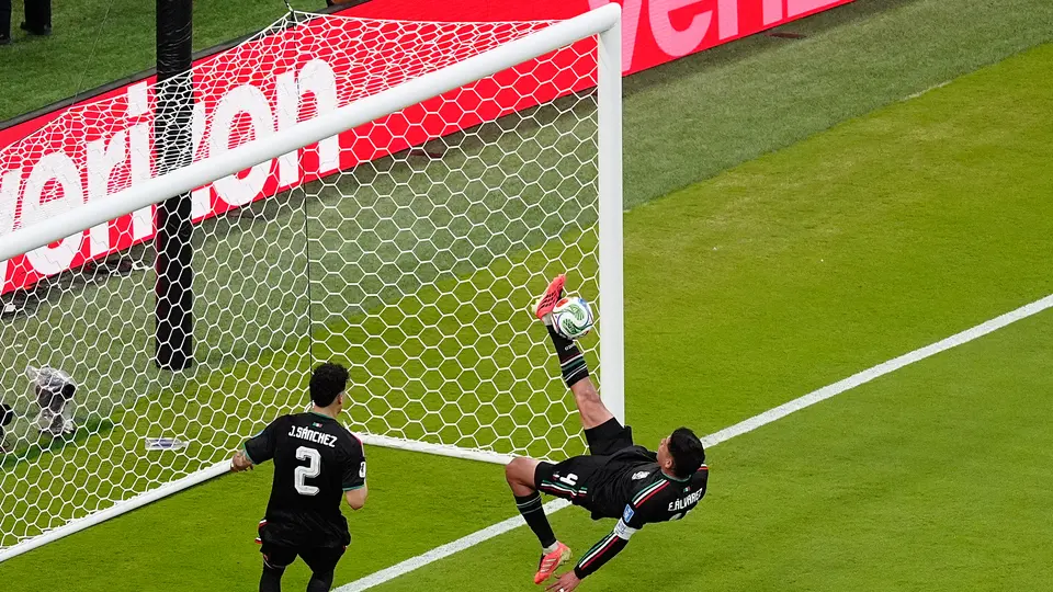 La salvada de Edson Álvarez | IMAGO7