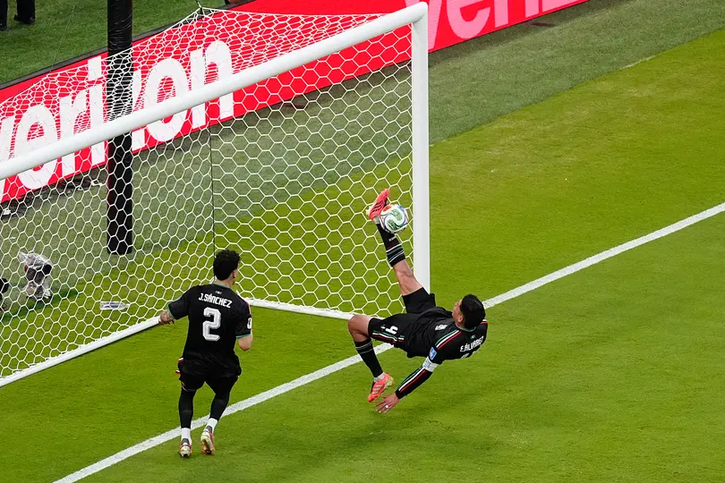La salvada de Edson Álvarez | IMAGO7