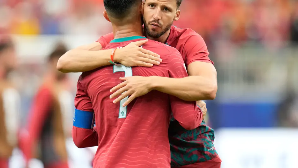 Rubén Dias abraza a Cristiano Ronaldo | AP