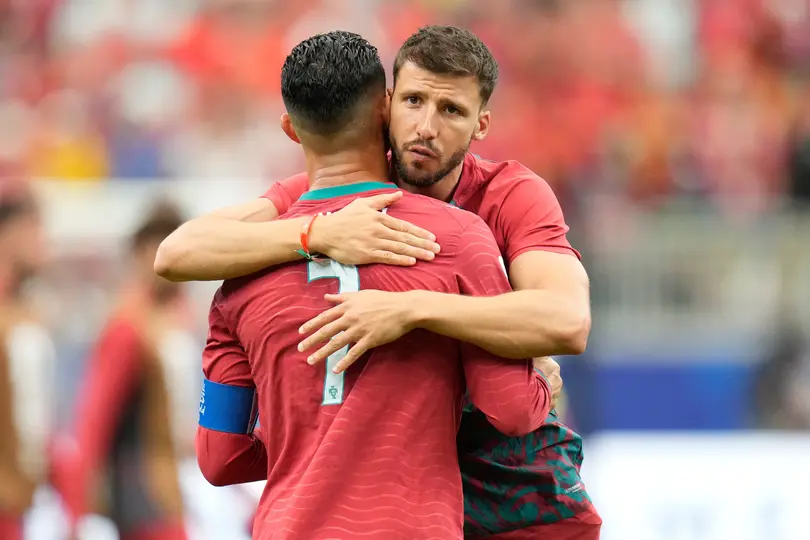 Rubén Dias abraza a Cristiano Ronaldo | AP