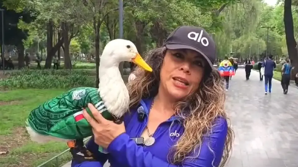 Por su carisma, el ave se empezó a ganar el corazón de los fanáticos del futbol / Especial