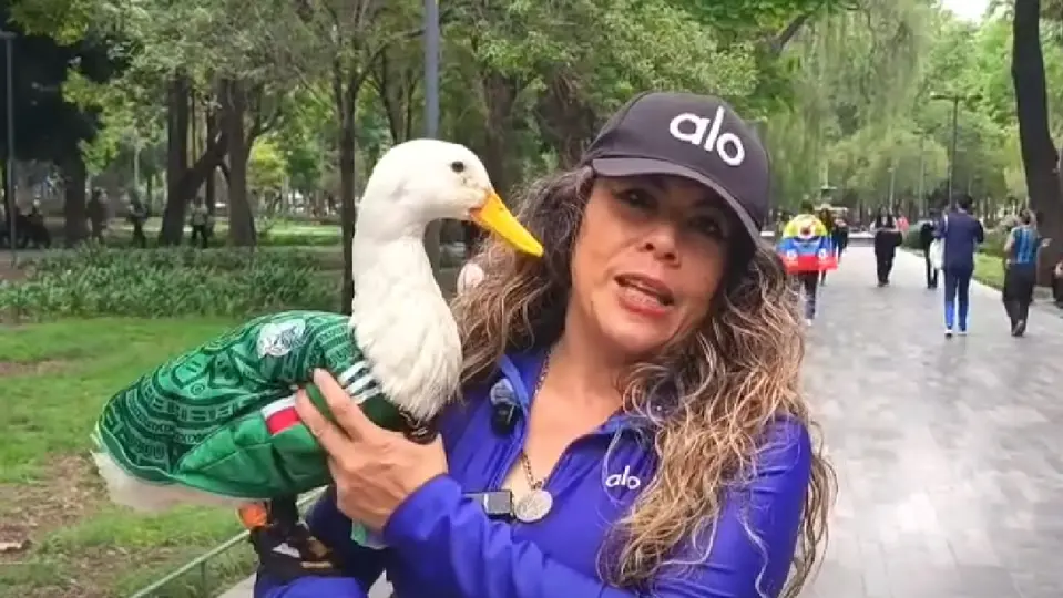Por su carisma, el ave se empezó a ganar el corazón de los fanáticos del futbol / Especial