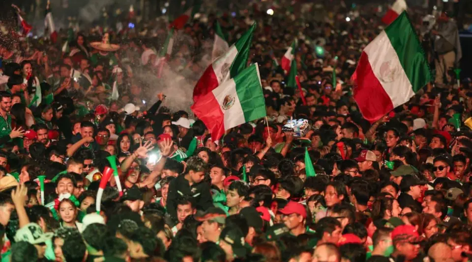 Más de 400 mil personas celebrando la victoria de México en el Ángel de la Independencia l @GobCDMX