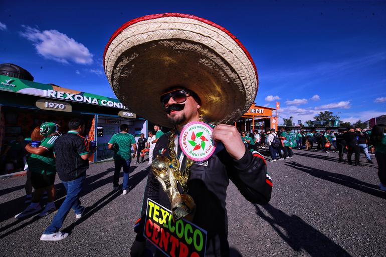 Afición mexicana en Guadalajara | MIGUEL PONTÓN