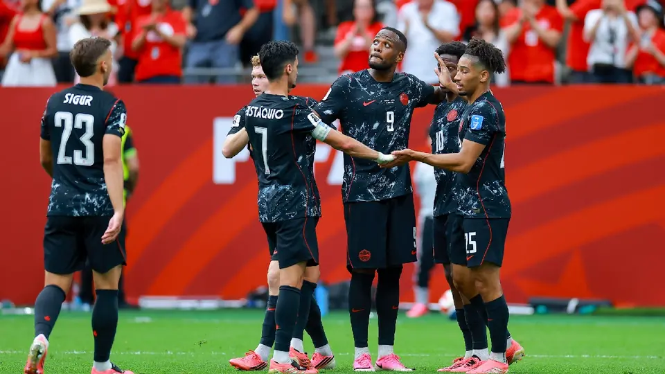 Canadá consigue la primera victoria en su historia en Mundiales al aplastar a Qatar