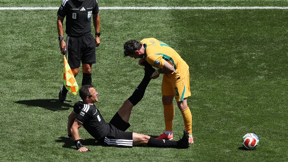 Aiden O'Neill ayudando a estirar al árbitro Zwayer | AP