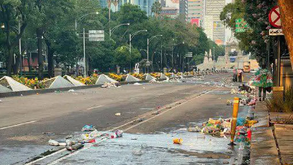 Paseo de la Reforma quedó como un tiradero de basura gracias a los aficionados de México / Redes Sociales