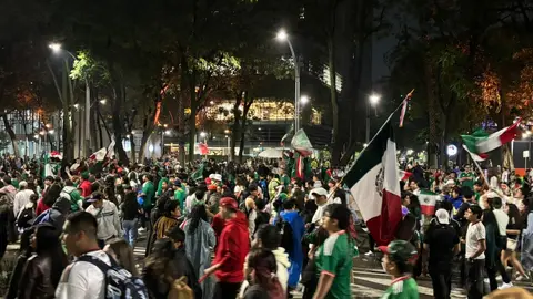 El grito de un país entero: El Ángel de la Independencia estalla en locura tras victoria de México sobre Corea