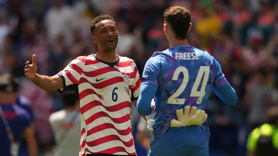 Auston Trusty y el portero estadounidense Matt Freese | AP