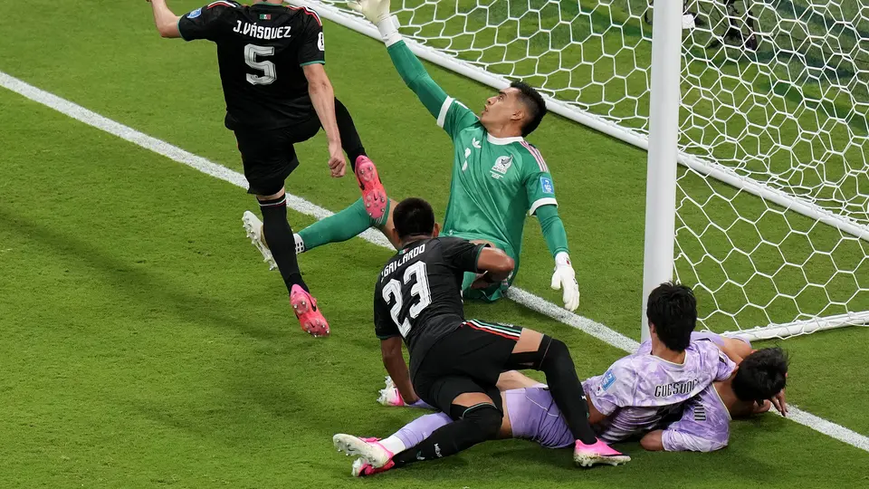 Luis Romo anotando el gol contra Corea del Sur | AP
