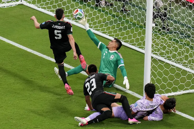 Luis Romo anotando el gol contra Corea del Sur | AP
