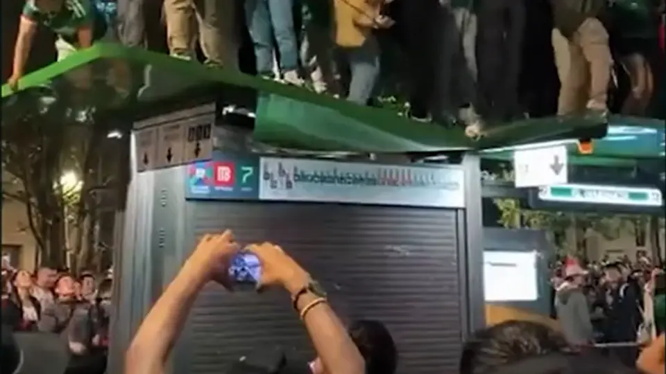 Fans festejando victoria de México | @aitanabonmati