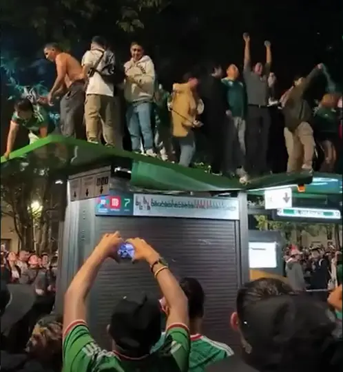 Fans festejando victoria de México | @aitanabonmati
