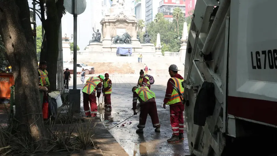 ¡Festejen, pero no sean sucios! Dejan toneladas de basura en Reforma tras el triunfo de México en el Mundial