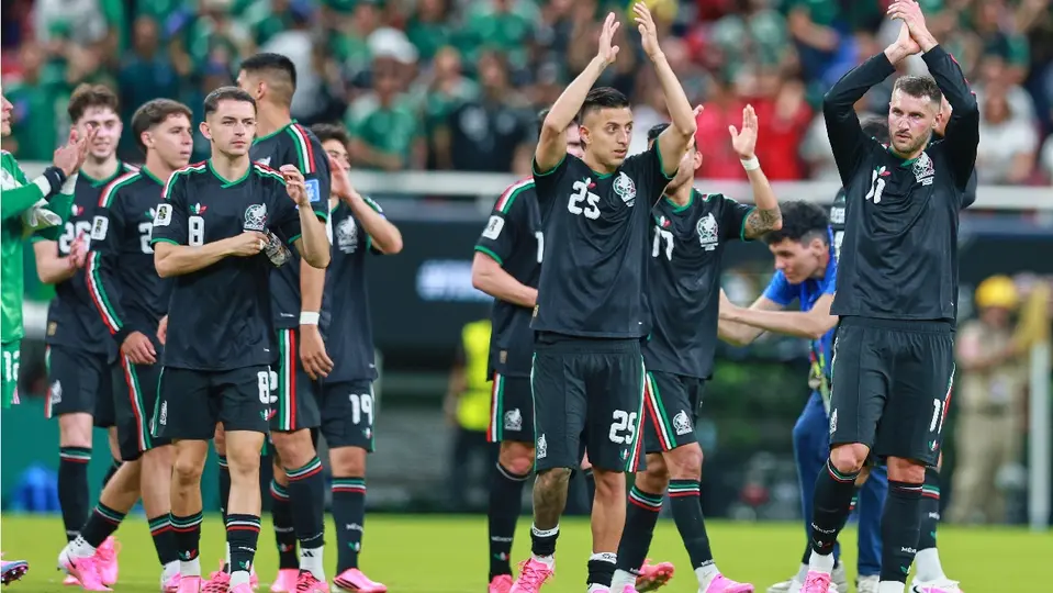 Jugadores de México agradeciendo el apoyo en el Estadio Guadalajara | MEXSPORT