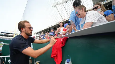 Harry Kane atendiendo a los aficionados en el partido de Beisbol | X @HKane