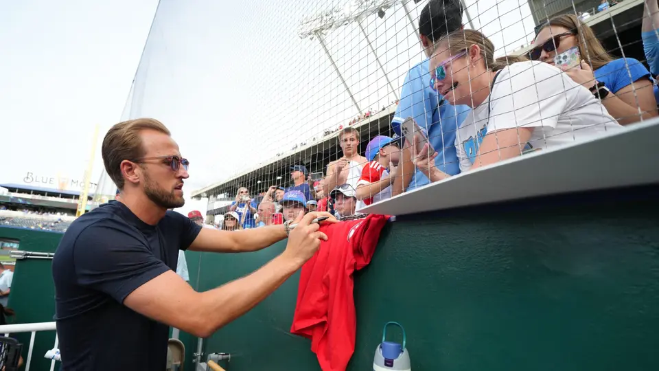 Harry Kane atendiendo a los aficionados en el partido de Beisbol | X @HKane