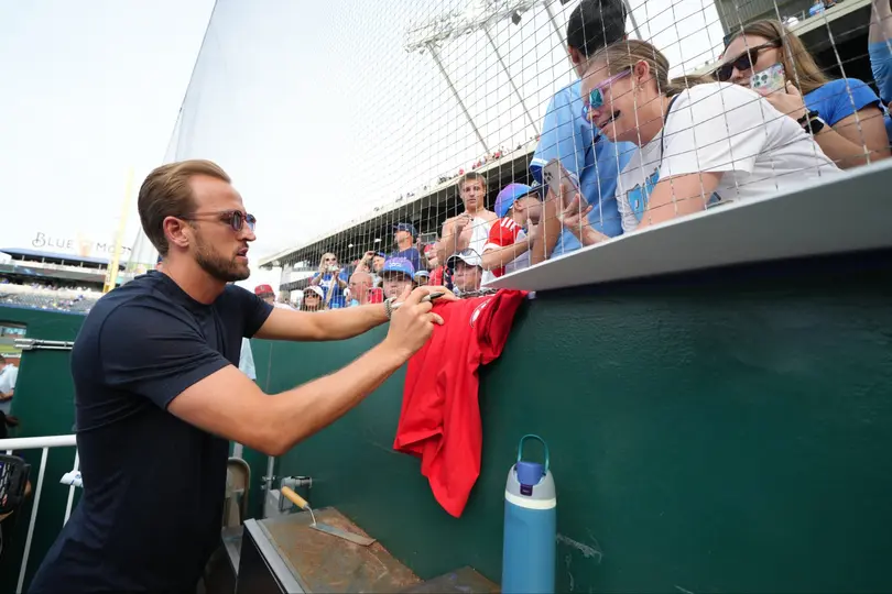 Harry Kane atendiendo a los aficionados en el partido de Beisbol | X @HKane