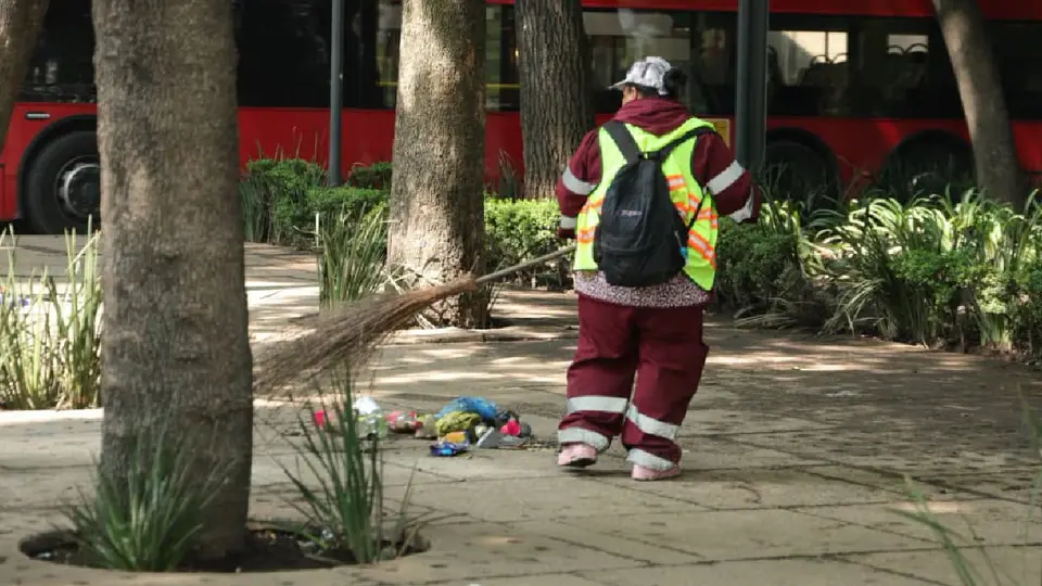 Personal de limpia de la CDMX fue la encargada de borrar los rastros del festejo / Redes Sociales