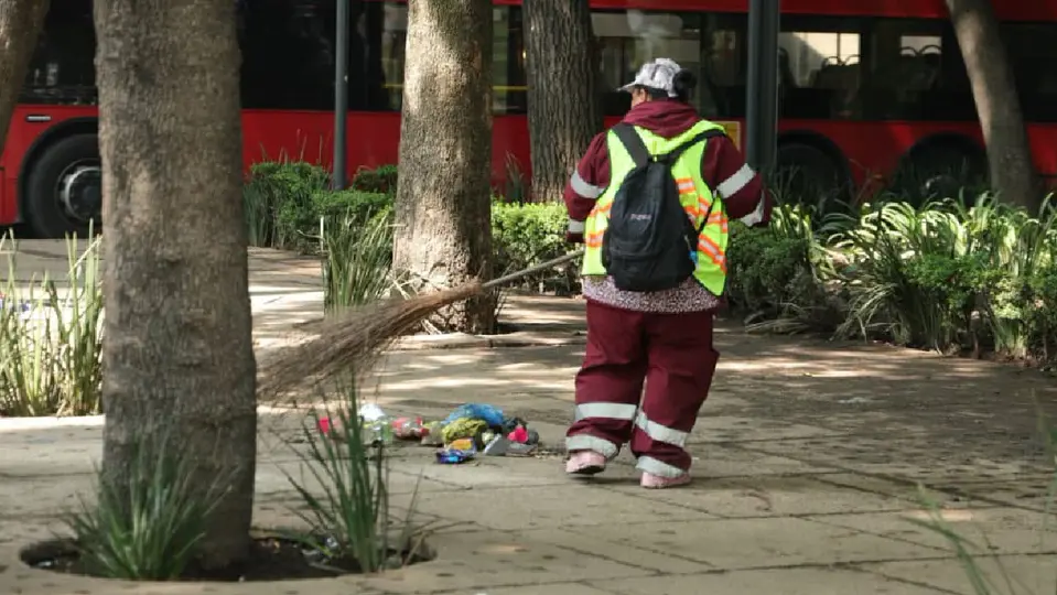 Personal de limpia de la CDMX fue la encargada de borrar los rastros del festejo / Redes Sociales
