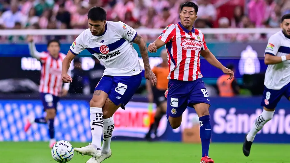 Daniel Aguirre pelea el balón | MexSport