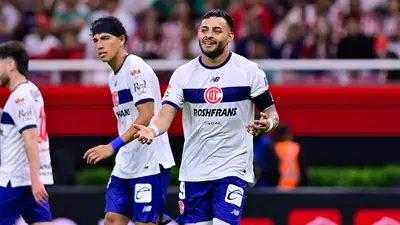 ¡Estás loco, Vega! Alexis hace soberbio gol a lo panenka ante Chivas