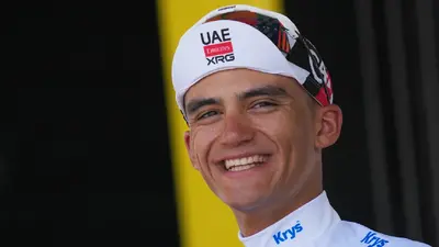 Isaac del Toro recupera el maillot blanco tras subir al podio en la etapa reina del Tour de Francia