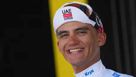 Isaac del Toro recupera el maillot blanco tras subir al podio en la etapa reina del Tour de Francia
