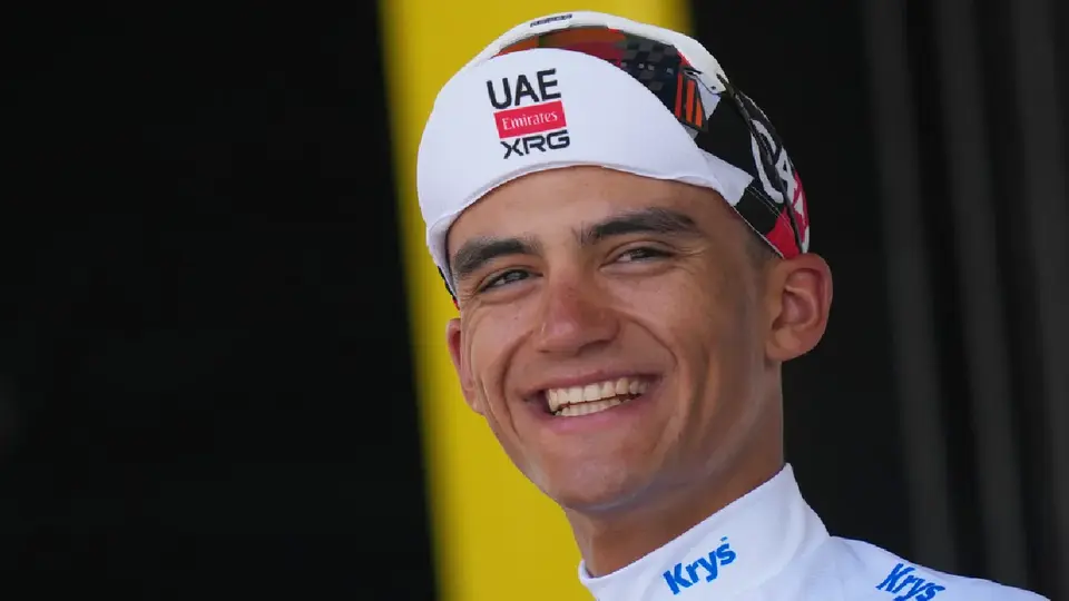 Isaac del Toro recupera el maillot blanco tras subir al podio en la etapa reina del Tour de Francia