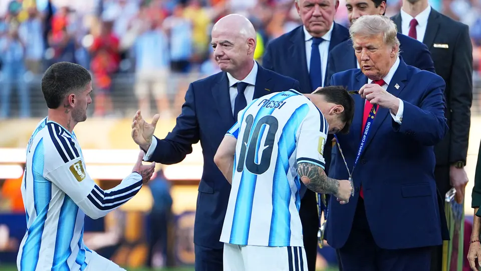 Lionel Messi recibiendo su medalla de subcampeón | AP