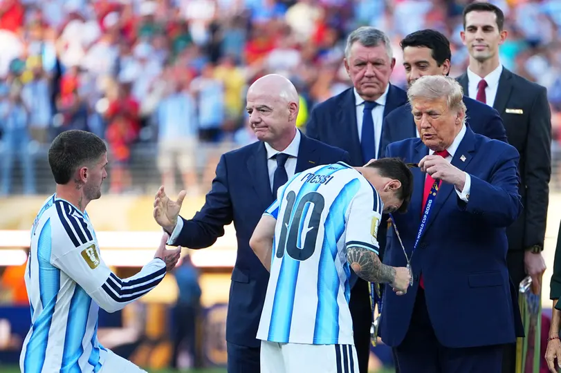 Lionel Messi recibiendo su medalla de subcampeón | AP
