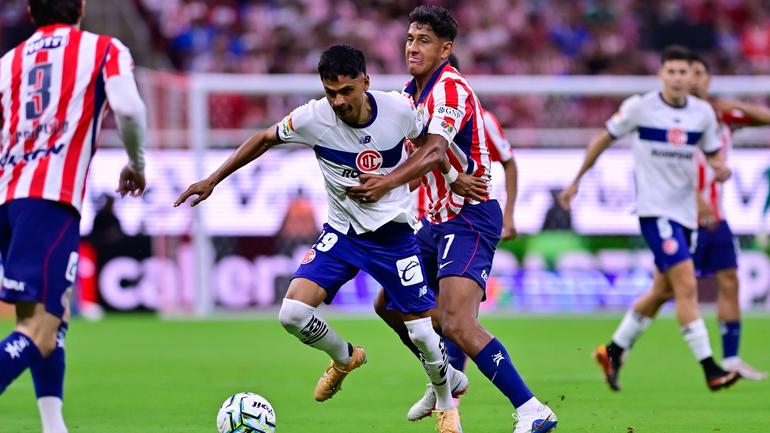 Luis Romo pelea el balón con Jorge Díaz Price | MexSport