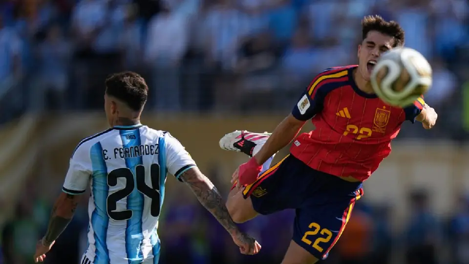 Cubarsí salió volando ante Enzo Fernández | AP