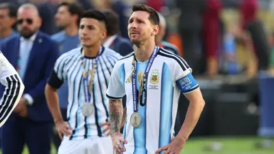Lionel Messi rompe en llanto tras perder la Final del Mundial; así recibió la medalla de subcampeón