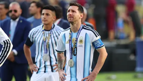 Lionel Messi rompe en llanto tras perder la Final del Mundial; así recibió la medalla de subcampeón