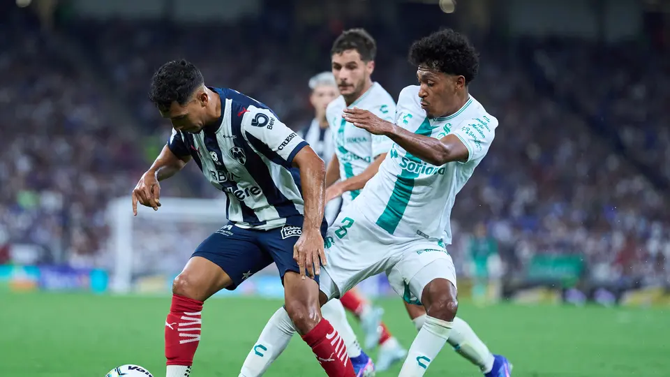 Monterrey y Santos disputando el balón | MEXSPORT