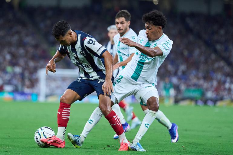 Monterrey y Santos disputando el balón | MEXSPORT