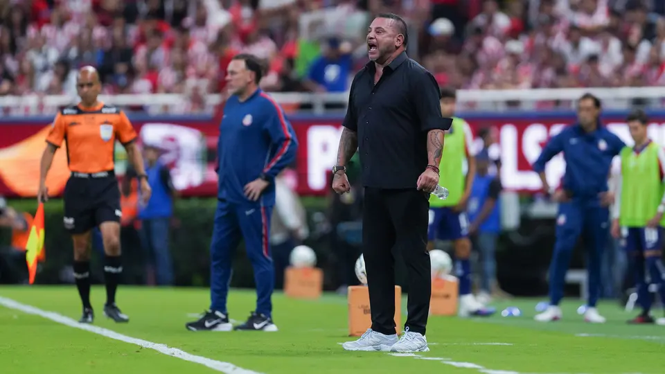 Turco Mohamed dirigiendo a Toluca en el Estadio Akron | Imago7