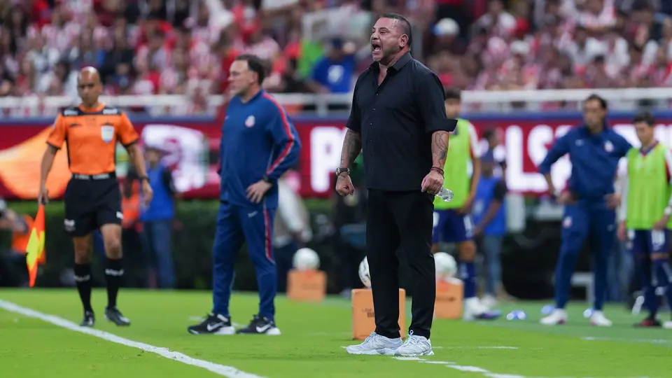 Turco Mohamed dirigiendo a Toluca en el Estadio Akron | Imago7