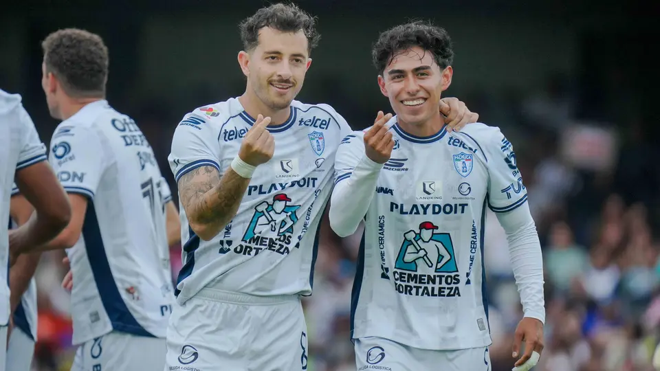 Alan Mozo y Elías Montiel en la victoria de Pachuca ante Pumas | Imago7