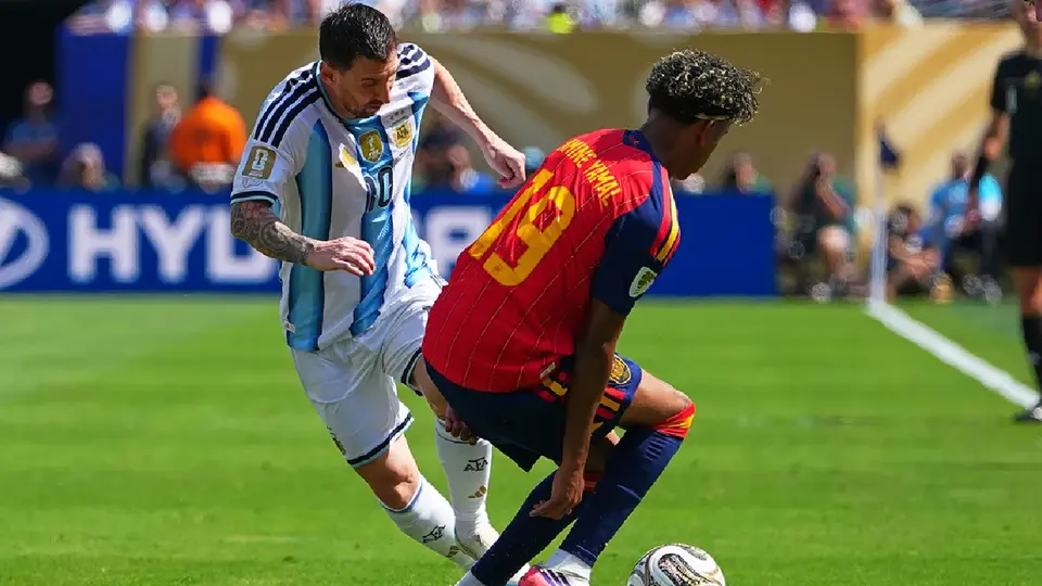 Messi y Lamine Yamal | AP