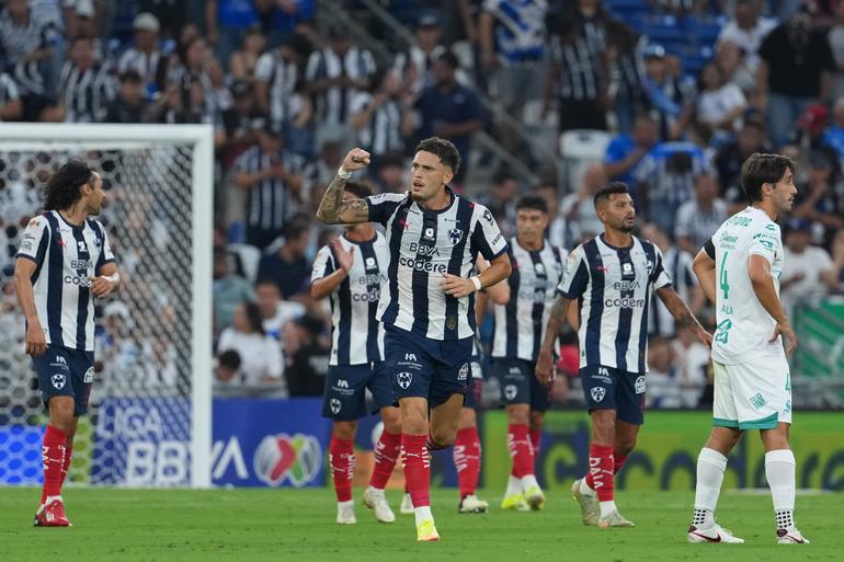 Lucas Ocampo celebrando su primer gol ante Santos | IMAGO7