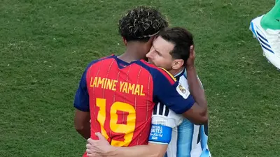 Lamine Yamal consuela a Lionel Messi tras derrota en la Final del Mundial 2026