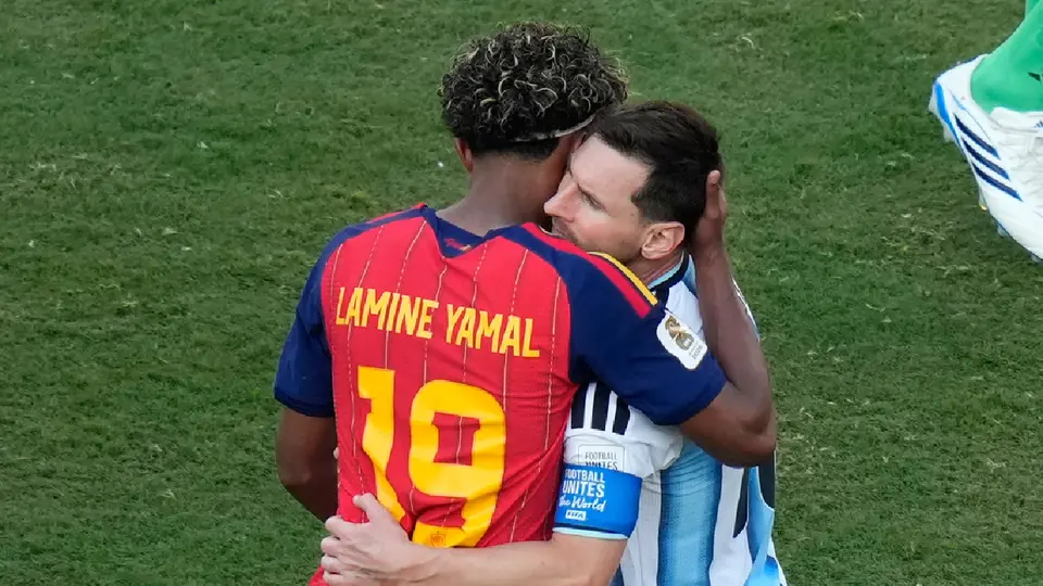 Lamine Yamal consuela a Lionel Messi tras derrota en la Final del Mundial 2026